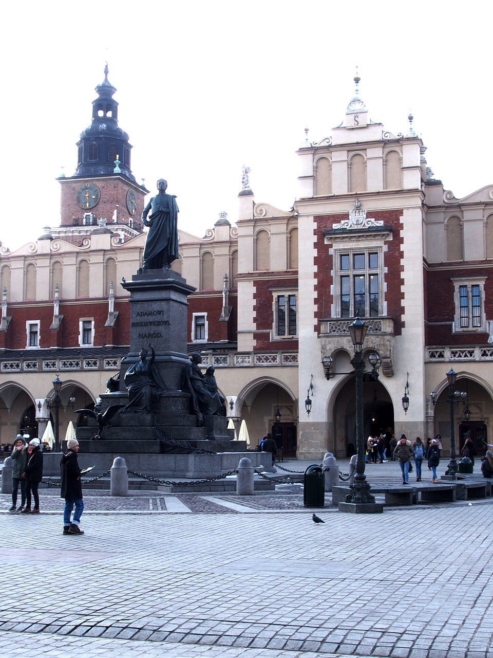 STATUE OF PEOPLE IN CITY