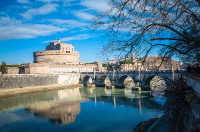 Ponte sant angelo over tiber river against sky