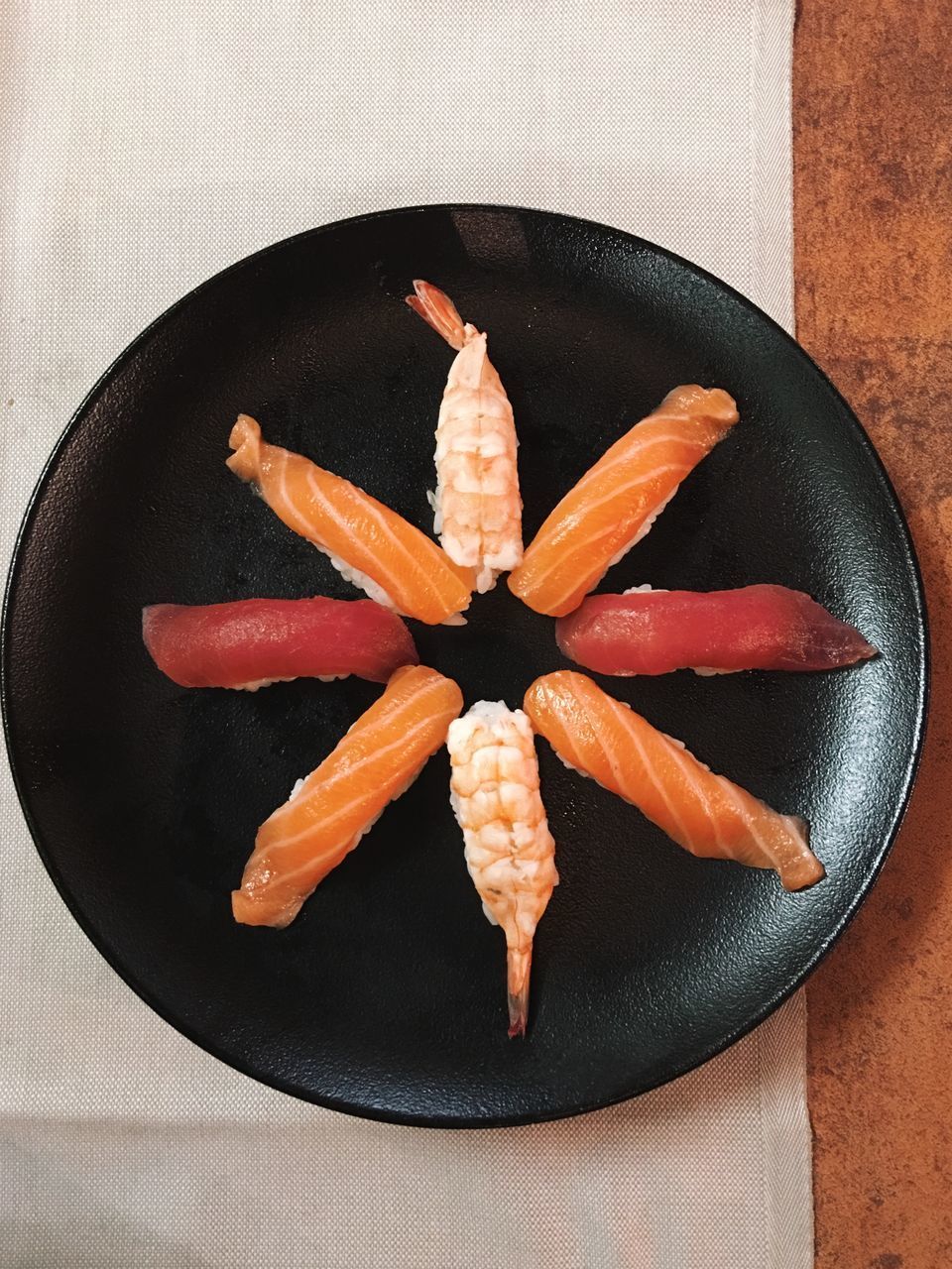 HIGH ANGLE VIEW OF ORANGE SLICES IN PLATE