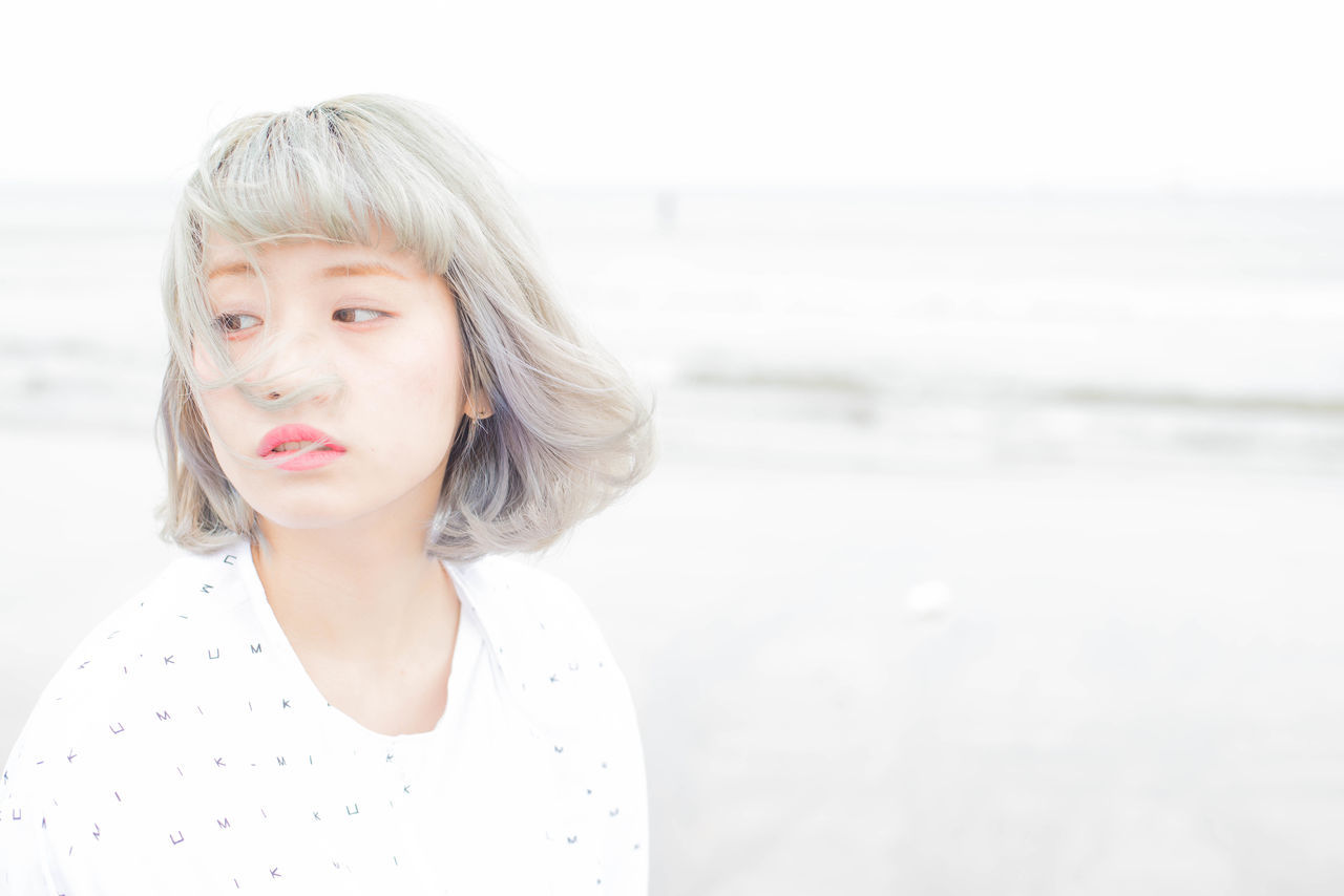 person, looking at camera, young adult, portrait, lifestyles, smiling, leisure activity, front view, young women, headshot, focus on foreground, casual clothing, happiness, clear sky, beach, standing, copy space