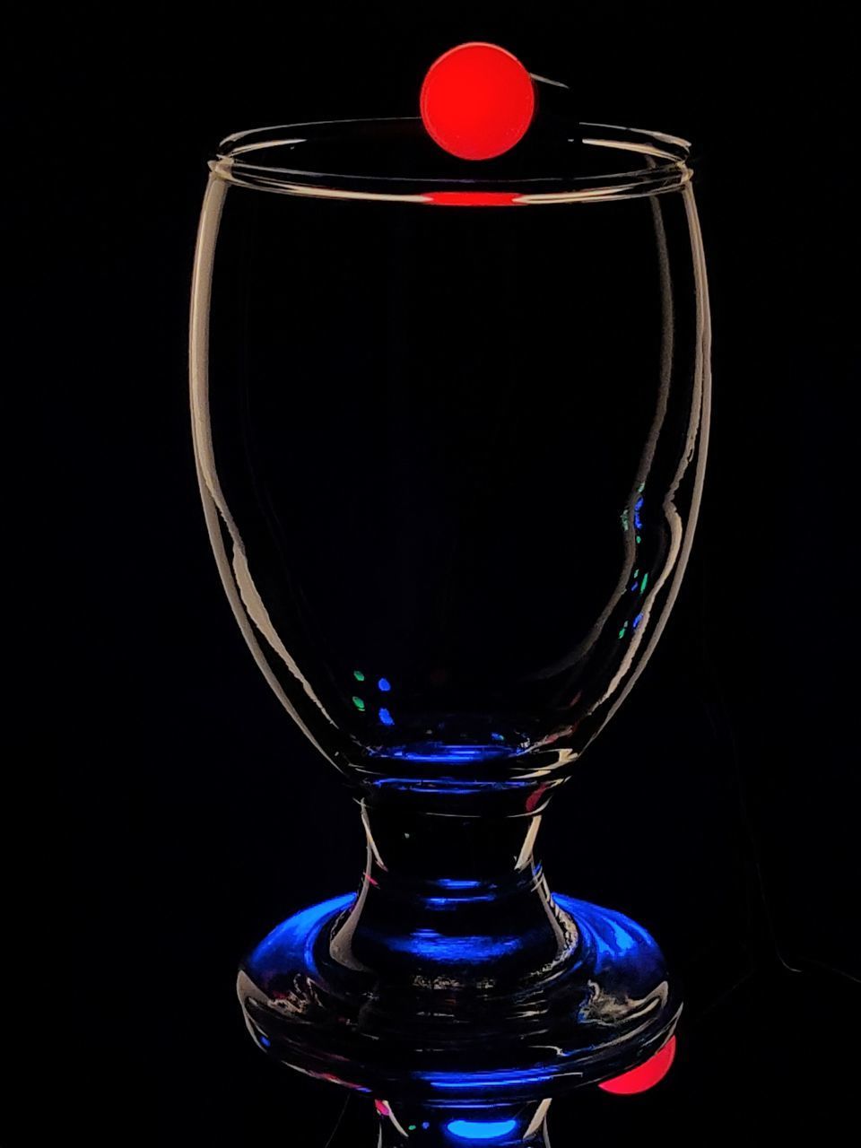 CLOSE-UP OF WINE GLASS