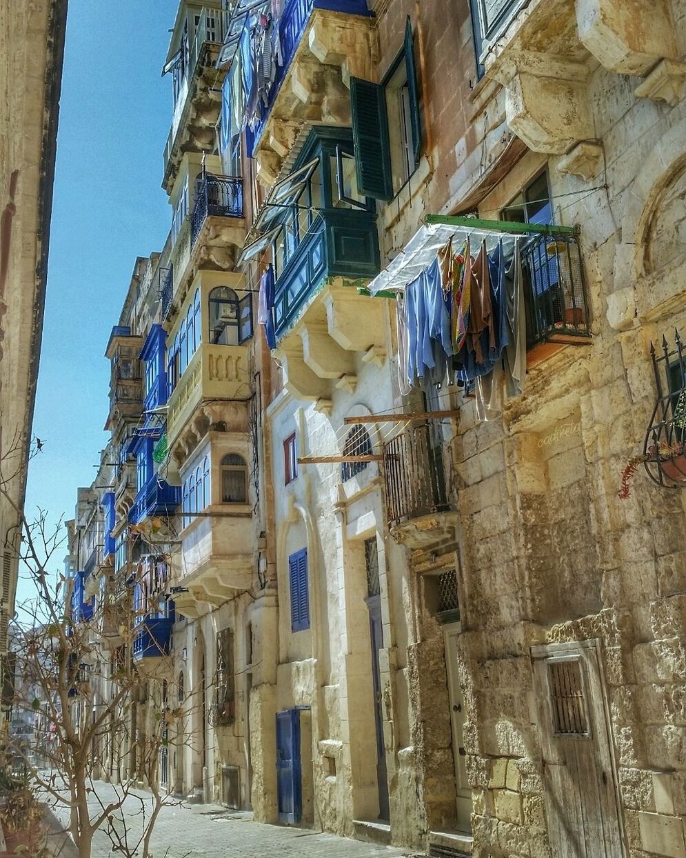 LOW ANGLE VIEW OF BUILDINGS AGAINST THE SKY