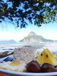 Filipino breakfast in front of the islands of palawan