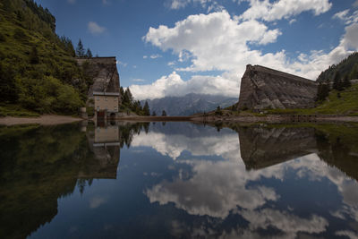 Collapsed dam / diga del gleno