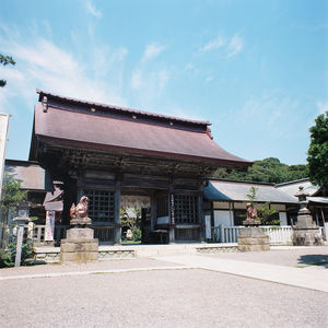 Sculpture in temple against sky