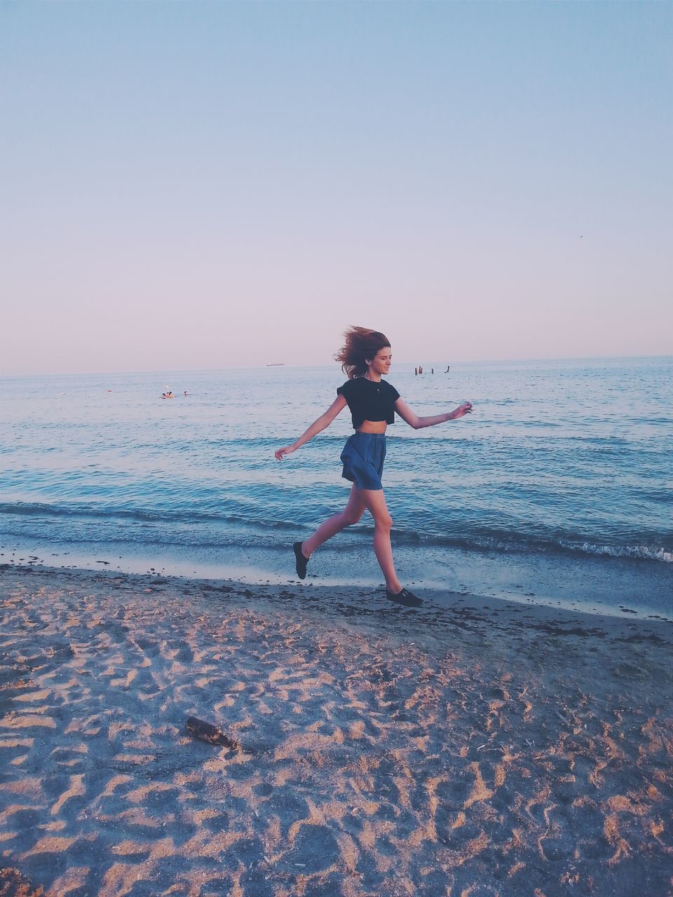 beach, sea, water, horizon over water, shore, full length, lifestyles, leisure activity, childhood, clear sky, sand, copy space, boys, casual clothing, standing, rear view, tranquility, scenics