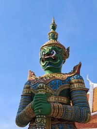 Giant guardian statue at wat arun or temple of dawn