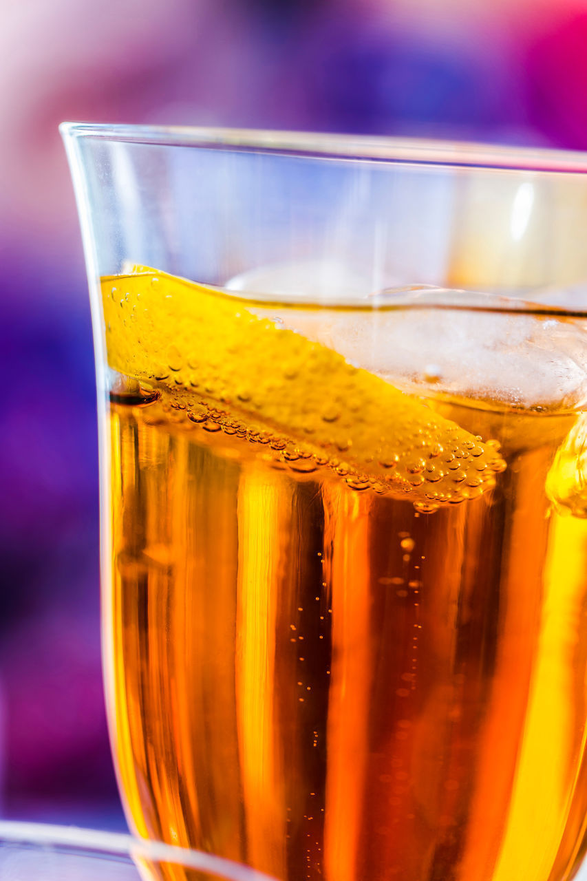 CLOSE-UP OF BEER IN GLASS