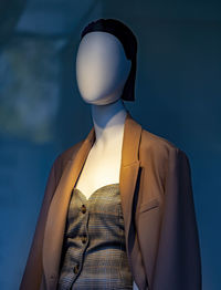 Faceless female mannequin