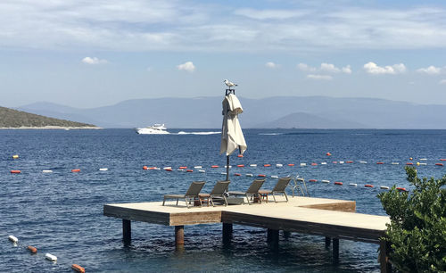 Statue by sea against sky