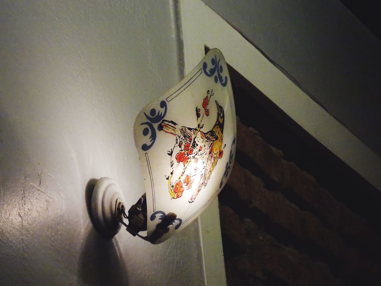 HIGH ANGLE VIEW OF ELECTRIC LIGHT ON WALL AT HOME