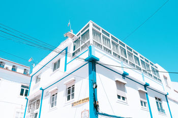 LOW ANGLE VIEW OF BUILDING AGAINST CLEAR SKY