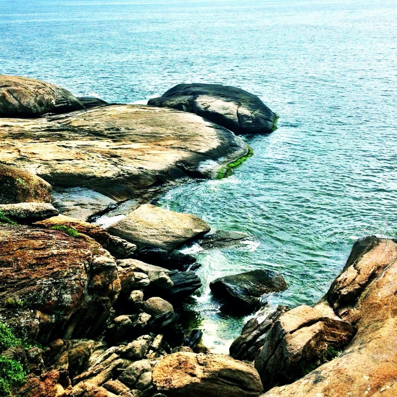 water, rock - object, sea, tranquility, tranquil scene, rock formation, scenics, beauty in nature, rock, nature, high angle view, cliff, idyllic, non-urban scene, day, outdoors, rocky, coastline, rippled, non urban scene