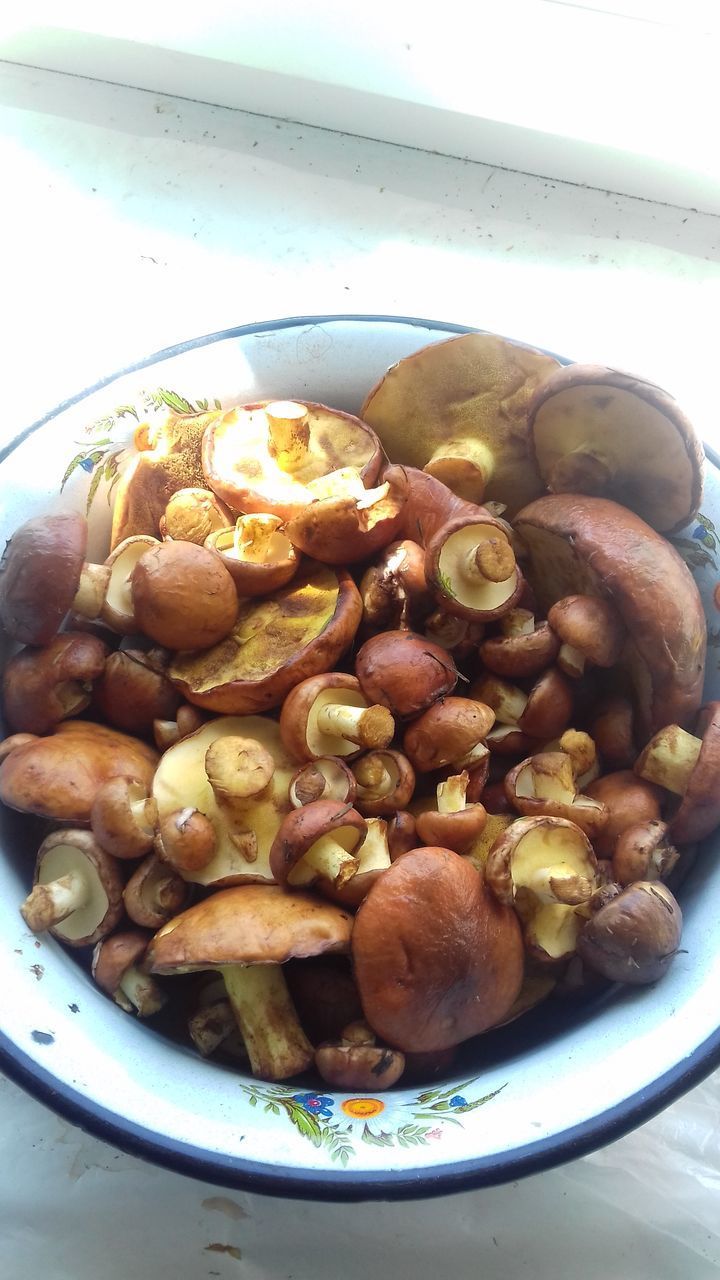 HIGH ANGLE VIEW OF BREAKFAST IN PLATE