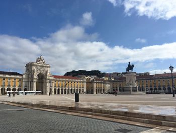 Statue of historic building against sky in city