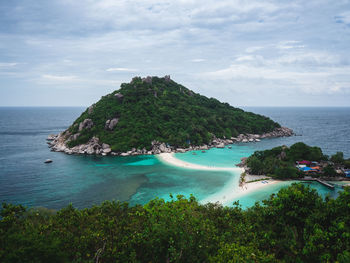 Koh nang yuan island viewpoint. iconic white sand bar, turquoise sea. near koh tao island, thailand.