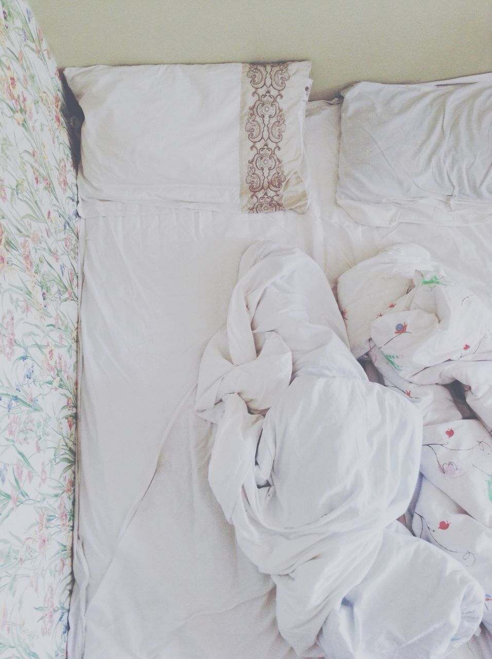 indoors, bed, fabric, bedroom, white color, textile, sheet, pillow, home interior, high angle view, blanket, white, sofa, close-up, no people, still life, relaxation, softness, paper, clothing