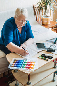 Improving fine motor skills in elderly. activities to help seniors strengthen fine motor skills