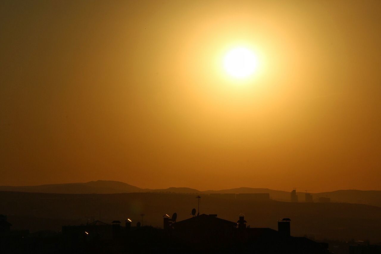 sunset, sun, mountain, scenics, tranquil scene, silhouette, tranquility, beauty in nature, mountain range, orange color, idyllic, copy space, nature, clear sky, sunlight, landscape, sky, sea, outdoors, non-urban scene