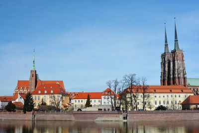 River against wroclaw cathedral in city