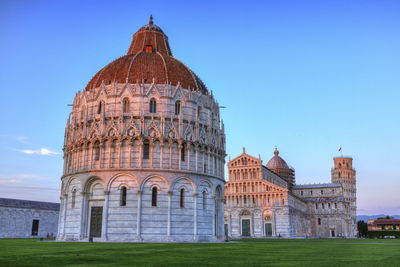 Piazza del duomo o dei miracoli or cathedral square of miracles, baptistery, pisa, italy, hdr