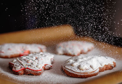 Sprinkle icing sugar over the christmas cookies