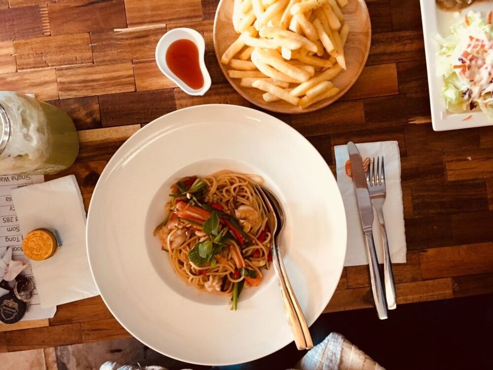 HIGH ANGLE VIEW OF FOOD ON TABLE