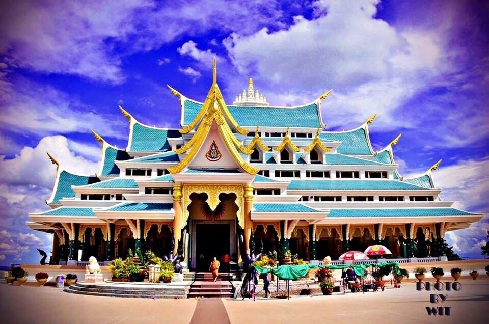 architecture, sky, built structure, building exterior, cloud - sky, large group of people, famous place, travel destinations, cloud, person, tourism, travel, tourist, cloudy, lifestyles, men, leisure activity, place of worship, religion