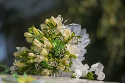 Flowers bouquet on decorated wedding car roof