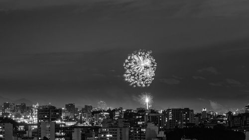 Images with new year's, réveillon, fireworks exploding in the sky in niterói, rio de janeiro, brazil