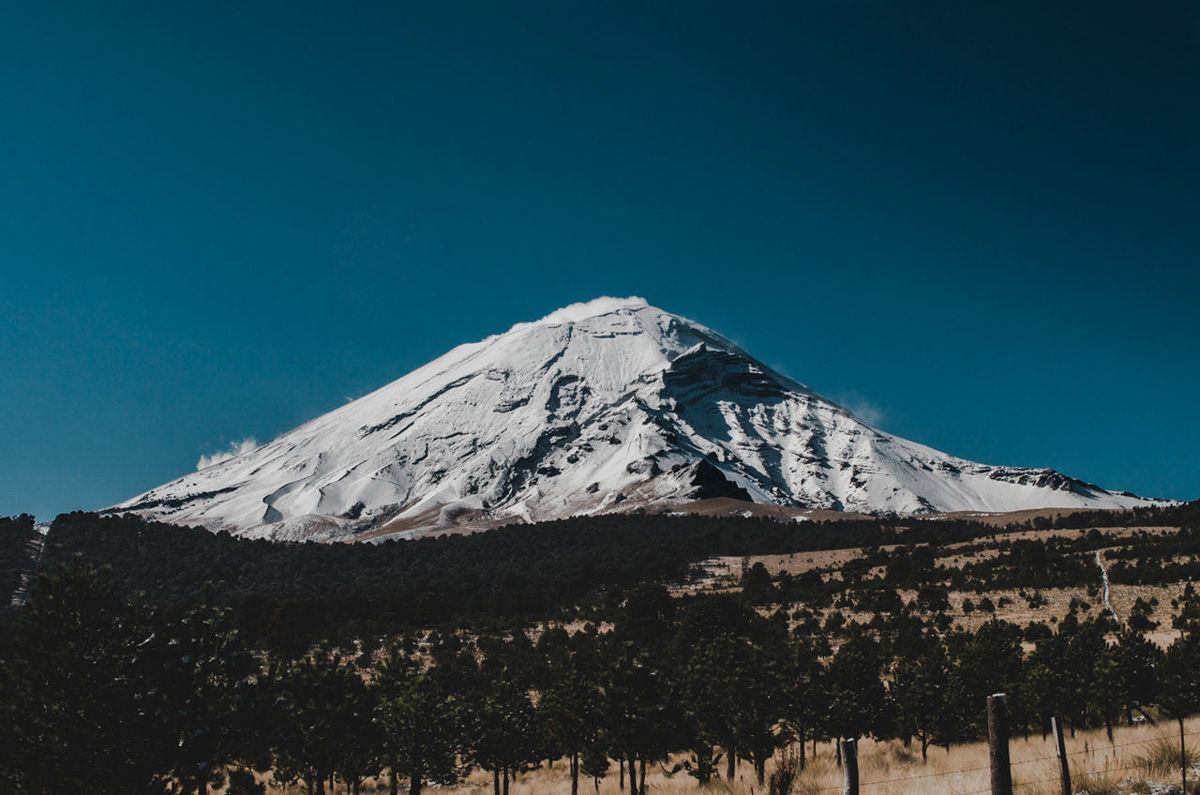 SCENIC VIEW OF SNOWCAPPED MOUNTAIN AGAINST BLUE SKY