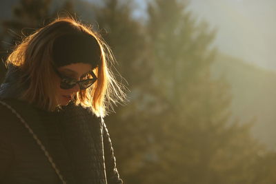 Portrait of woman wearing sunglasses outdoors