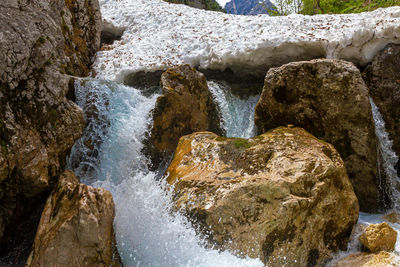 Water flowing through rocks in sea