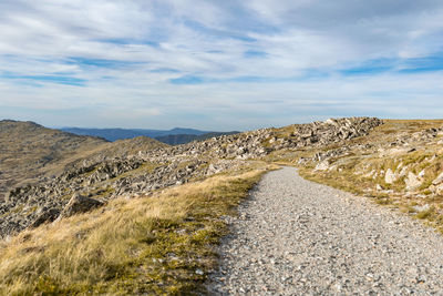 Evening view of a hiking footpath near the summit of mount kosciuszkp, snowy mountains, australia