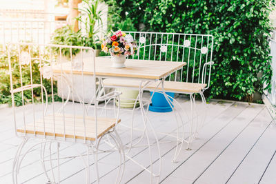 Chairs and table at the porch