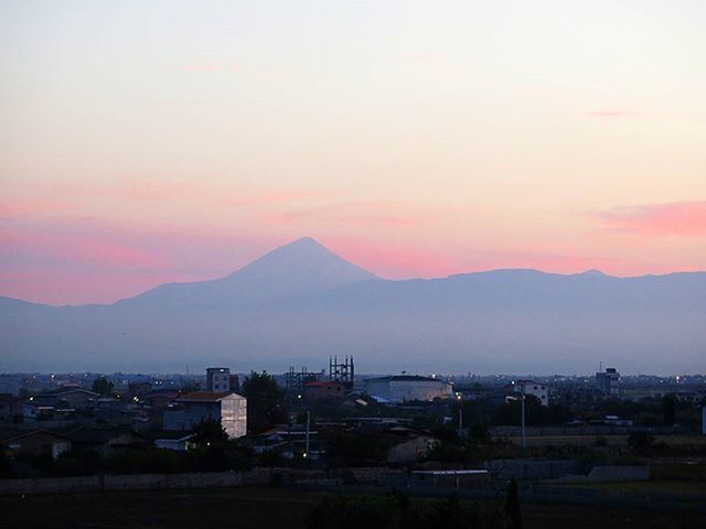 mountain, sunset, building exterior, architecture, built structure, mountain range, cityscape, sky, city, scenics, landscape, high angle view, orange color, beauty in nature, nature, dusk, silhouette, residential district, tranquil scene, outdoors