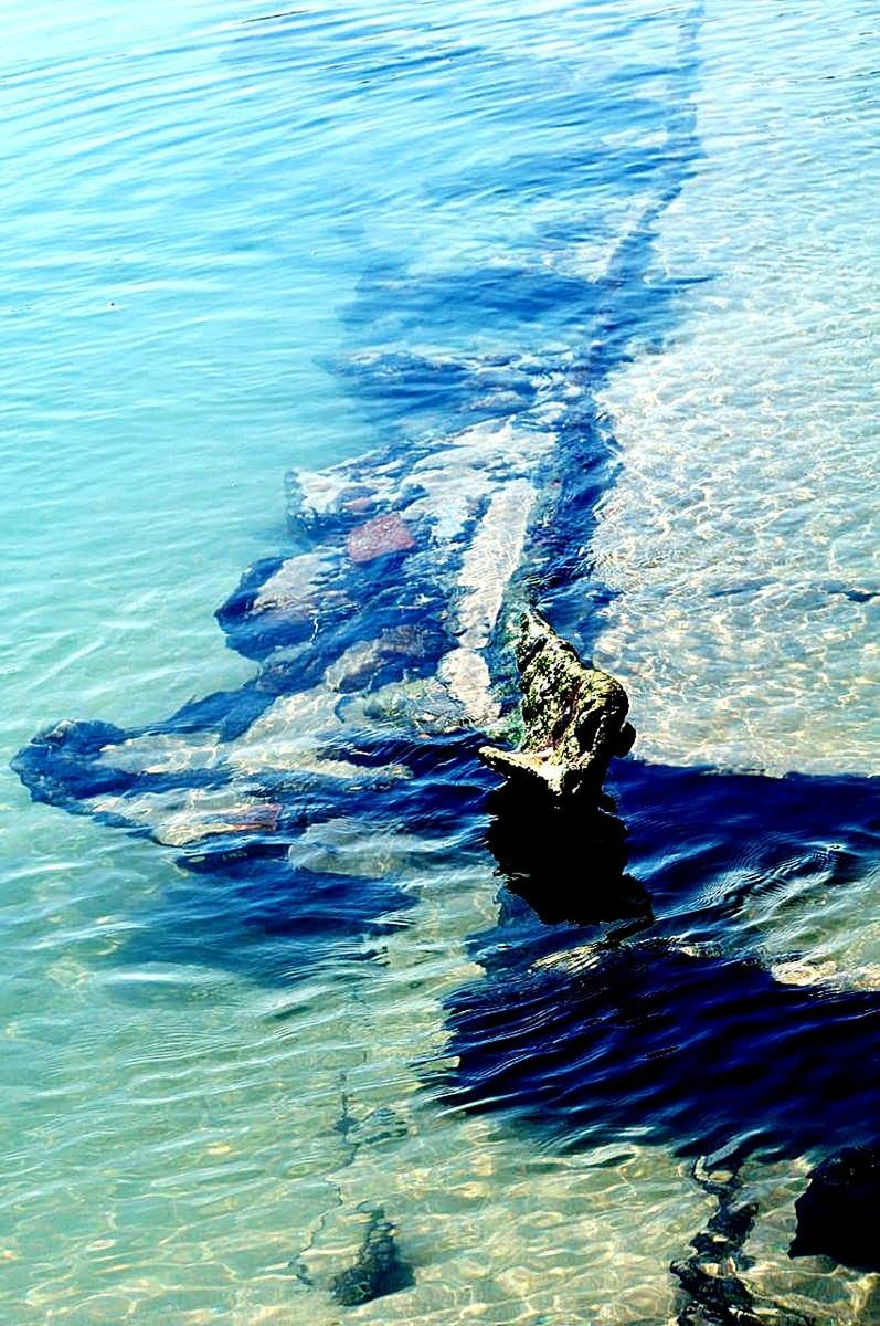 HIGH ANGLE VIEW OF SEA BY SHORE