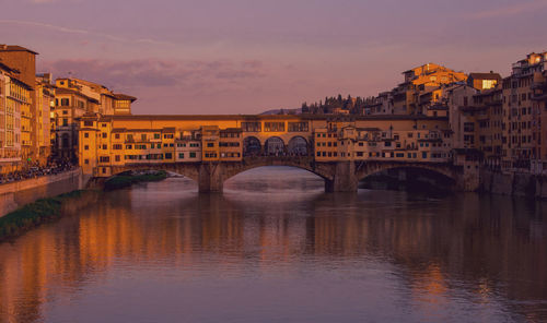 Ponte vecchio at sunnset