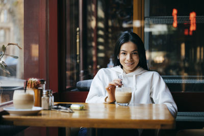 Portrait of a smiling young woman in restaurant