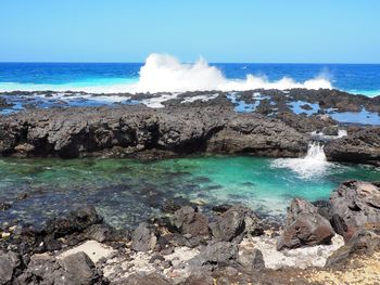 Waves pushed by the swell, crashing on the lava rocks