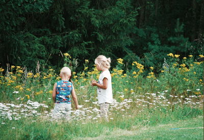 Full length of mother and daughter on grass