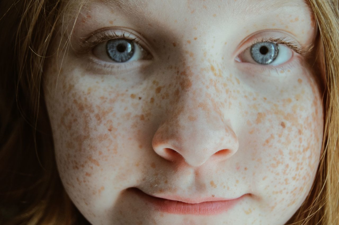 CLOSE-UP PORTRAIT OF A GIRL