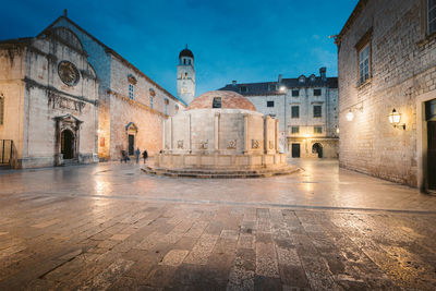 Onofrios fountain in town at dusk