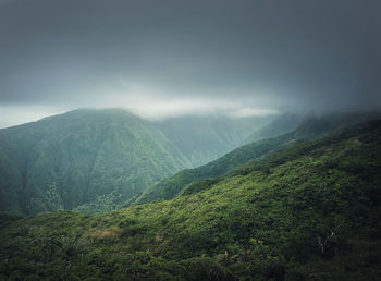 Beautiful view to the green hills in hawaii, oahu island. hiking mountains landscape tropical