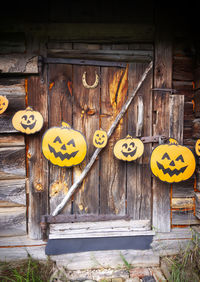 Text written on wooden door