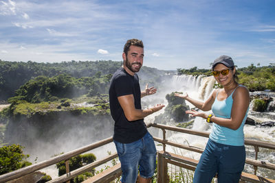Couple presenting the iguazu waterfalls in argentina