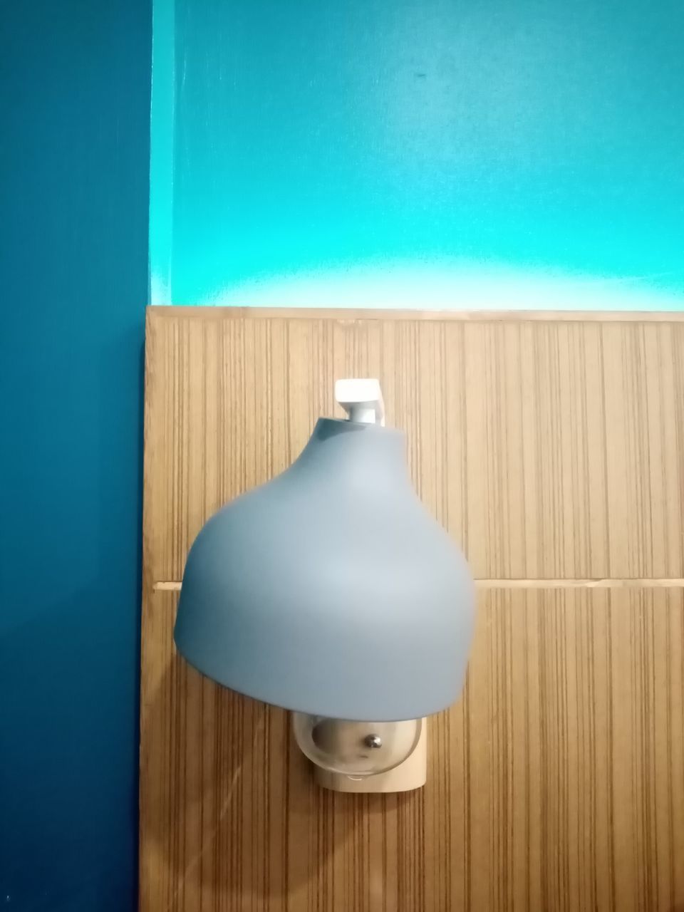 HIGH ANGLE VIEW OF LAMP ON TABLE