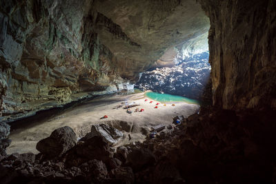 Hang en cave, phong nha vietnam. world's largest cave system - camping tents inside