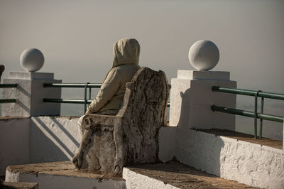 Statue of man against cloudy sky