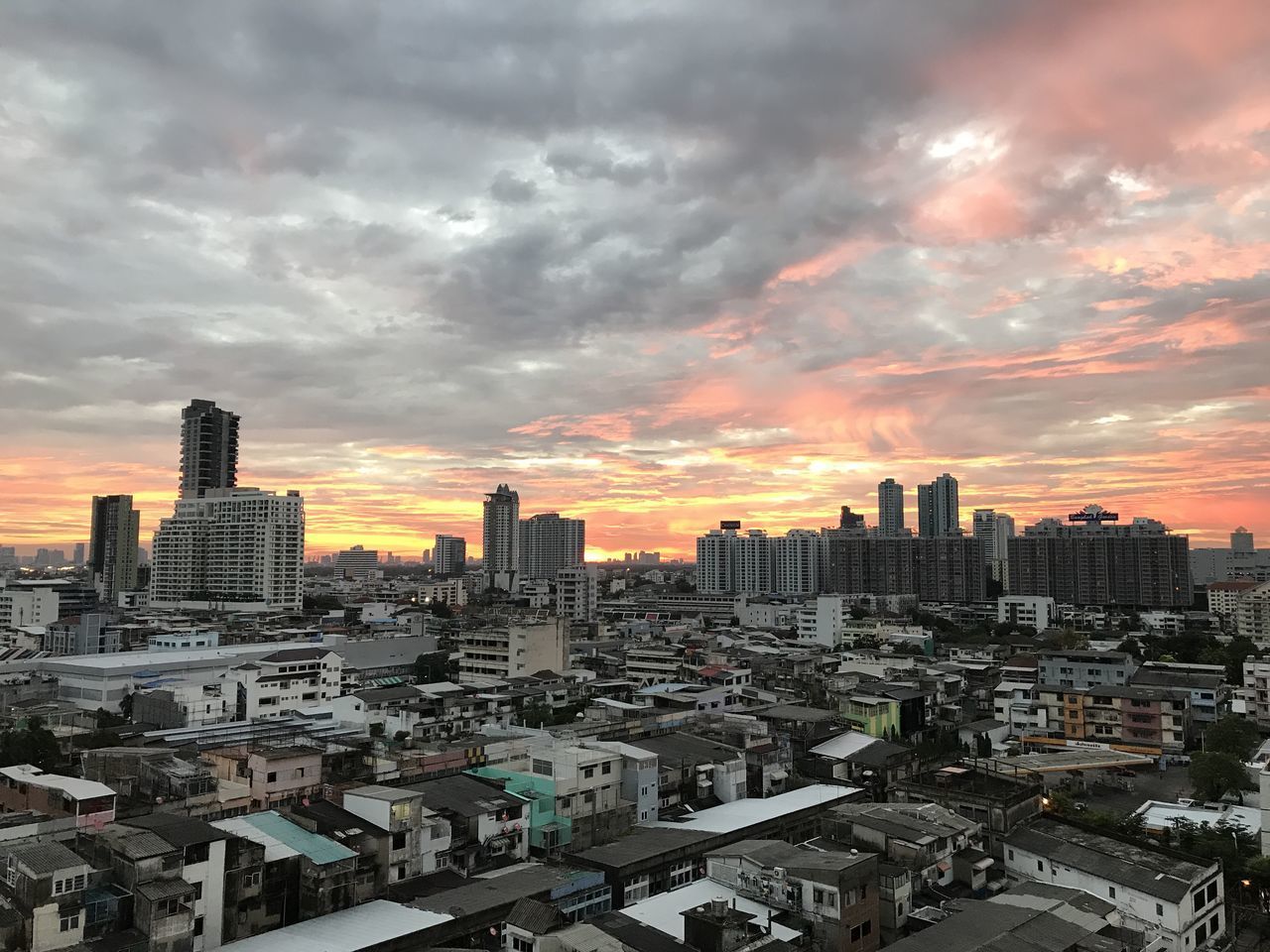 HIGH ANGLE VIEW OF BUILDINGS IN CITY AGAINST SKY